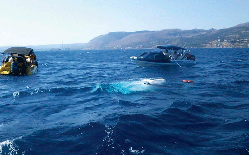  Στιγμιότυπο από επιχέιρηση διάσωσης 4 ατόμων, όταν το σκάφος τους κατακλύστηκε από νερά. 