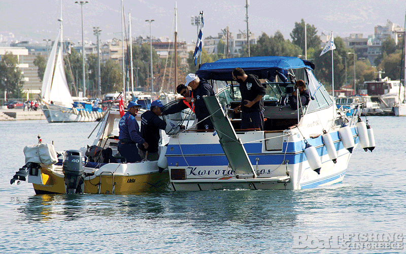 Παράδοση αλιευµάτων στο σκάφος της επιτροπής
