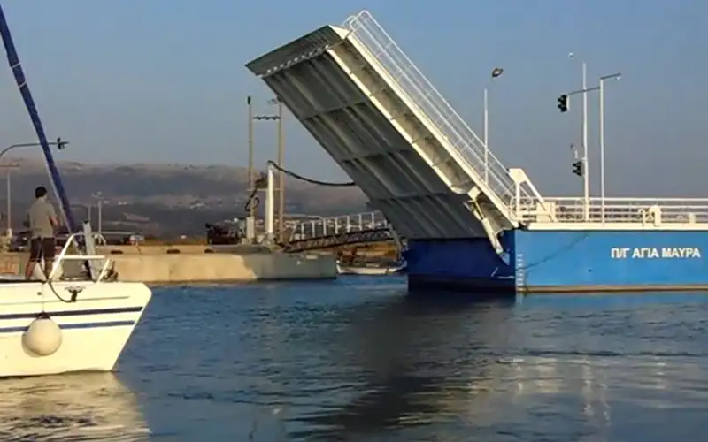 Κλειστή μέχρι νεοτέρας η πλωτή γέφυρα της Λευκάδας