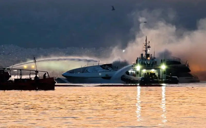 Στις φλόγες τέσσερα σκάφη τα ξημερώματα στη Μαρίνα Ζέας