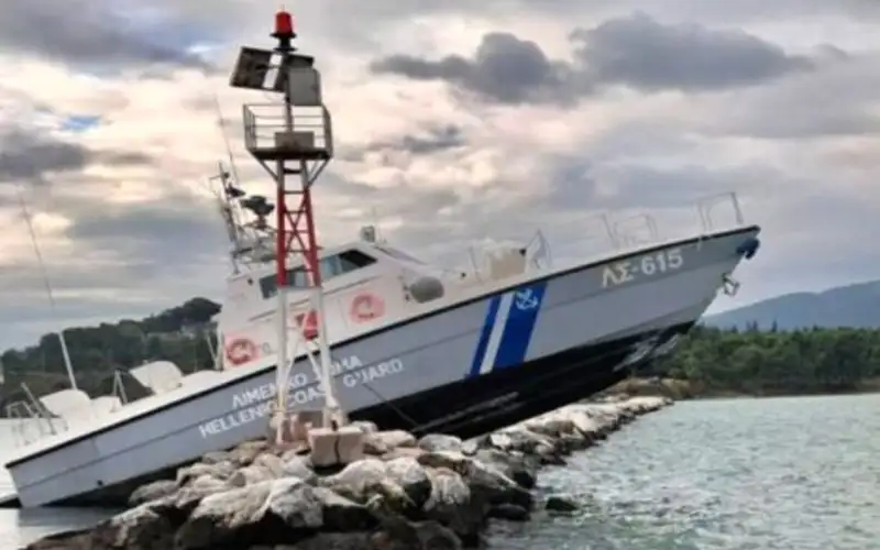 Πού αποδίδει το λιμενικό την προσάραξη του σκάφους στο Βόλο