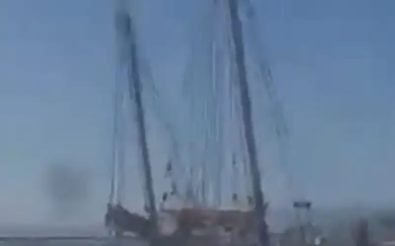 Ιστιοφόρο προσάραξε στην Ερέτρια εξαιτίας θυελλωδών ανέμων (video)