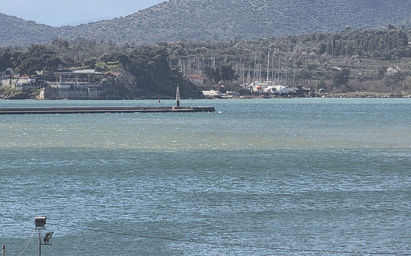 Εκτεταμένη καφέ κηλίδα στο λιμάνι προκάλεσε ανησυχία στον Βόλο