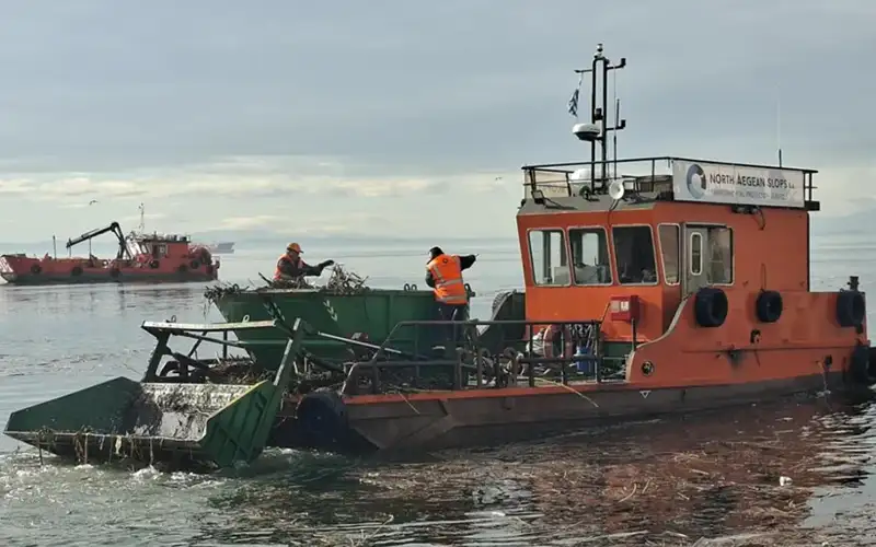 Επιχείρηση καθαρισμού στον Θερμαϊκό με ειδικό αντιρρυπαντικό σκάφος