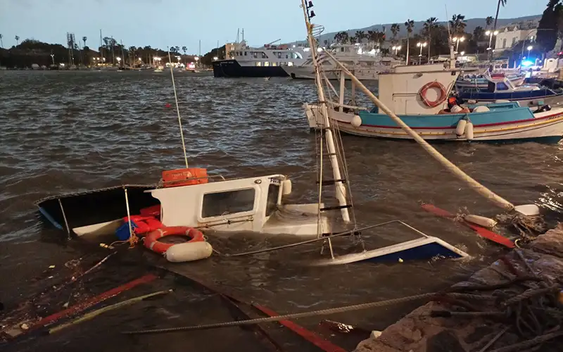 Καΐκι βυθίστηκε στο Μανδράκι λόγω κακοκαιρίας