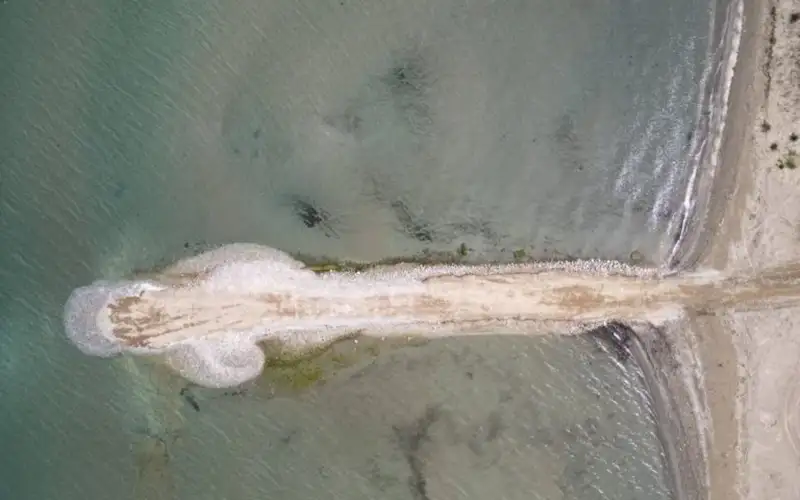 Παράνομος «δρόμος» μέσα στη θάλασσα του Ωρωπού