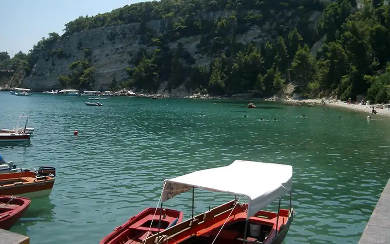 Καπετάνιος από την Αλόννησο μετέφερε βρέφος 19 μηνών στον Βόλο εν μέσω κακοκαιρίας