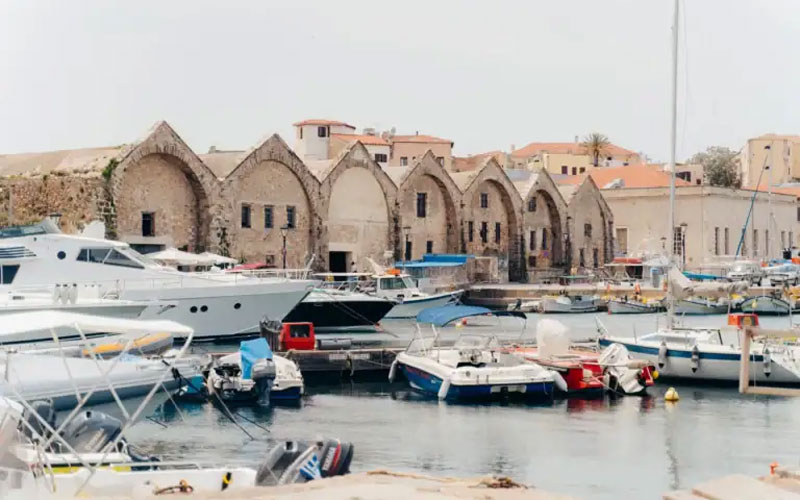 Μεθυσμένος καπετάνιος… πήρε σβάρνα τρία σκάφη στα Χανιά