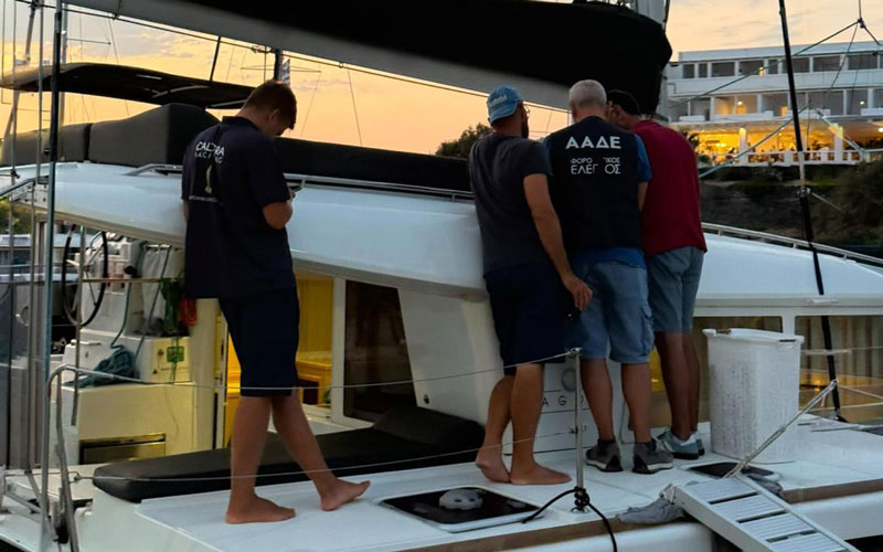 ΑΑΔΕ: Φοροπαραβάσεις σε σχεδόν 1 στα 2 τουριστικά σκάφη στη Σαντορίνη – Πρόστιμα 43.000 ευρώ