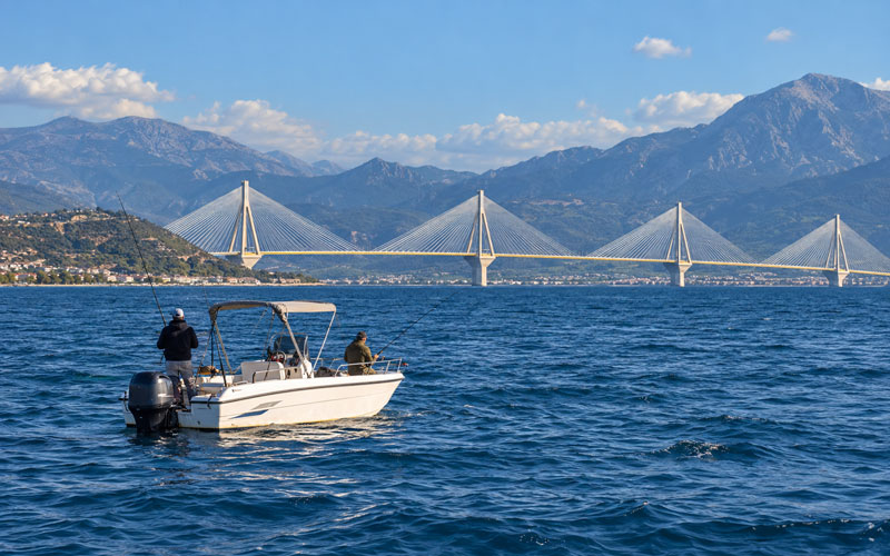 Ρίο–Αντίρριο: Μικρότερη ζώνη απαγόρευσης ζητούν οι ερασιτέχνες ψαράδες – Βίντεο